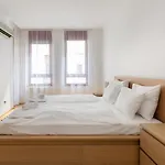 Super Central, 2-Bedroom Apartment With Terrace